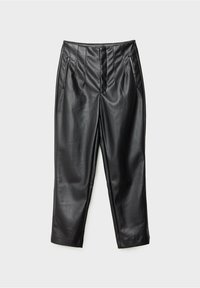 Zwarte leren broek met een rechte snit, voorzien van voorplooien en twee zijzakken. De textuur is glad en licht glanzend.