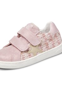 Sneaker rosa con strappi in velcro, tomaia in tessuto lucido, lato intrecciato pink e bianco testurizzato, e un accento a forma di stella dorata. Suola in gomma bianca.