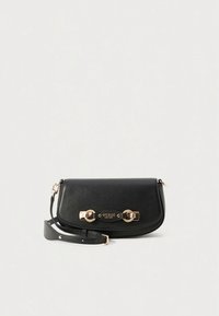 Bolso bandolera de cuero negro con forma curvada, herrajes en tono dorado, cierre frontal con broche y correa desmontable. Cuenta con un detalle de logo.