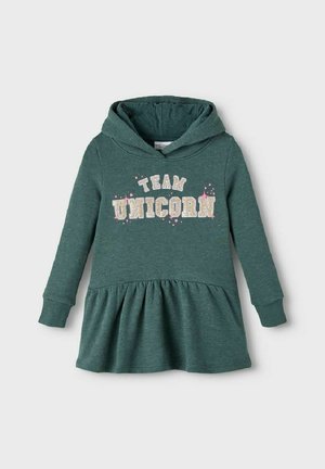 Vestido verde con capucha para niños, de manga larga y con el texto "TEAM UNICORN" decorado con brillantes rosas en el pecho.