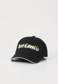 Cappellino nero con logo ricamato "Just Cavalli" in bianco e verde. Presenta una visiera curvata e piping bianco lungo il bordo.