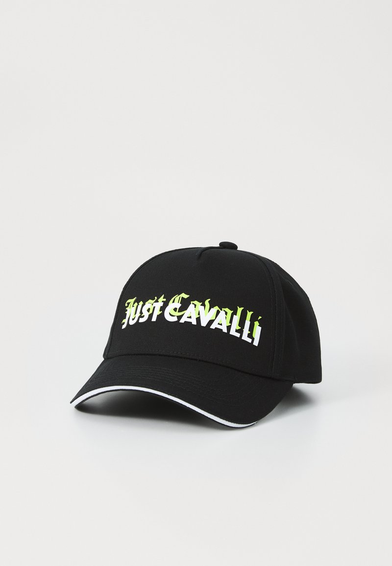 Cappellino nero con logo ricamato "Just Cavalli" in bianco e verde. Presenta una visiera curvata e piping bianco lungo il bordo.