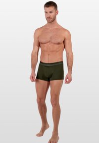 Olivově zelené boxerky z měkké látky s pohodlným elastickým pasem. Přiléhavý střih s hladkým zakončením.