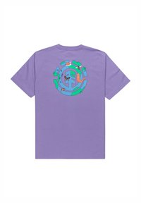 Camiseta de manga corta morada con un diseño gráfico circular que presenta insectos y una oruga en verde y azul, estampado en la parte posterior.