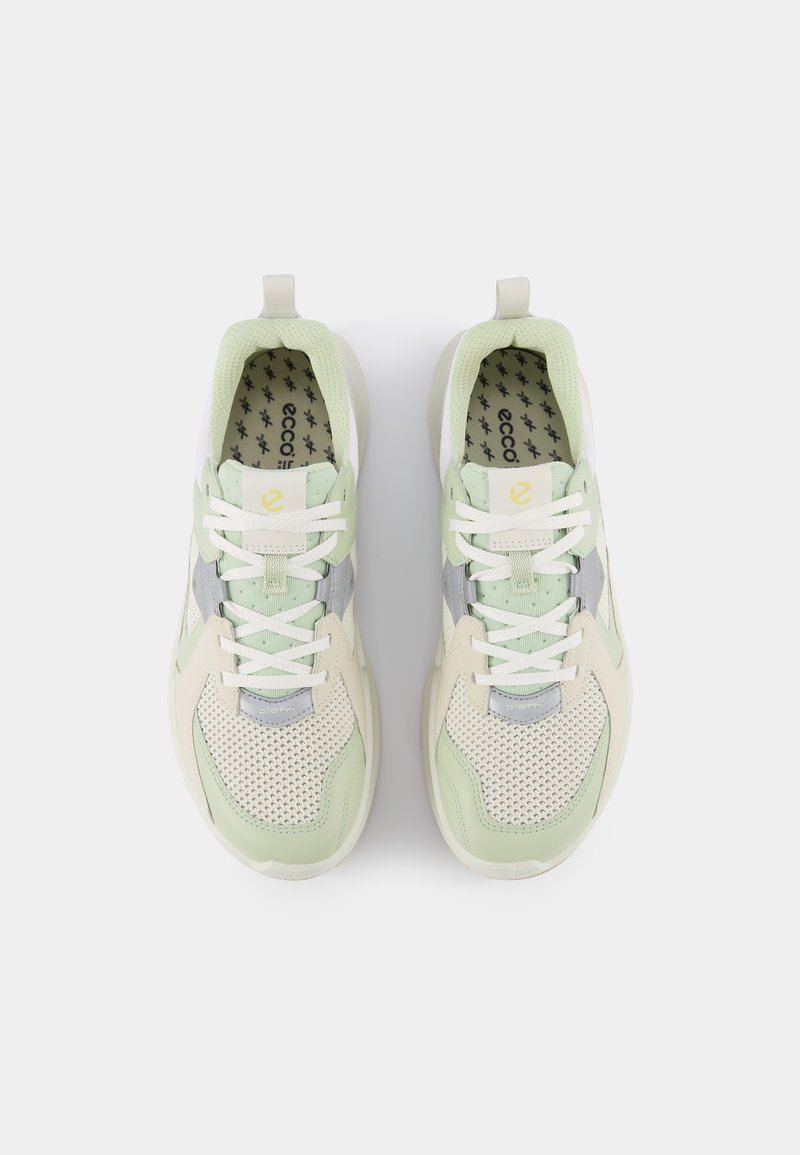 Leichte Sneakers mit einem Mesh-Obermaterial in grün, creme und grau. Mit weißen Schnürsenkeln, einer gepolsterten Sohle und einer markierten Innensohle.