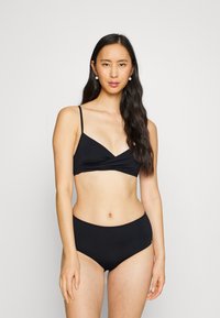 Zwart bikini set met een gedraaide crop top met dunne bandjes en high-waisted onderstukken. Gemaakt van een glad, rekbaar materiaal.