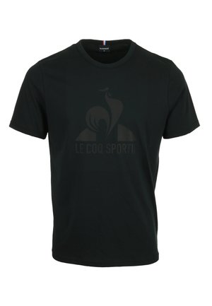 Czarna koszulka z krótkim rękawem z subtelnym, ciemnym logo koguta i napisem „LE COQ SPORTIF” na przodzie, z okrągłym dekoltem.