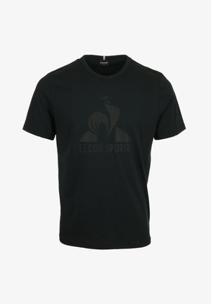 Czarna koszulka z krótkim rękawem z subtelnym, ciemnym logo koguta i napisem „LE COQ SPORTIF” na przodzie, z okrągłym dekoltem.
