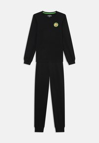 Zwart lang shirt met groene halslijn en geborduurd rond embleem, gecombineerd met bijpassende zwarte broek, elastische boorden en tailleband.