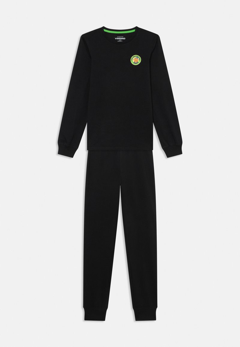 Zwart lang shirt met groene halslijn en geborduurd rond embleem, gecombineerd met bijpassende zwarte broek, elastische boorden en tailleband.