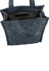Niebieska torebka z dżinsu z pikowanym wzorem, dwa uchwyty, kieszeń na zamek błyskawiczny oraz wyścielone wnętrze. Otwarte górne wykończenie dla łatwego dostępu.