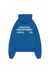 Blauwe hoodie met een capuchon, voorzien van grote witte tekst op de achterkant: "CREATIVE DEPARTMENT 2018 CD." Gemaakt van een katoenmix, in een standaard pasvorm.