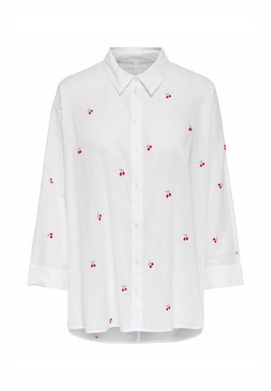 Hvit langermet skjorte med knapper og klassisk krage, med små røde kirsebærtrykk spredt over stoffet.