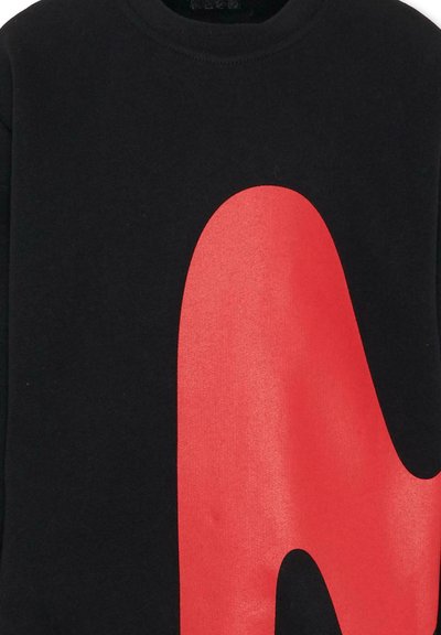 Czarny sweatshirt z wyraźnym czerwonym abstrakcyjnym wzorem, zaokrąglonym dekoltem i miękką teksturą. Minimalistyczny, skoncentrowany na kontraście wizualnym.