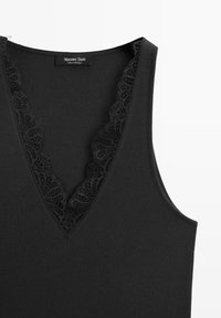 Czarny bezrękawnik prążkowany z dekoltem w kształcie litery V, wykończony delikatną kwiatową koronką, oznaczony marką Massimo Dutti, wyprodukowany w Portugalii.