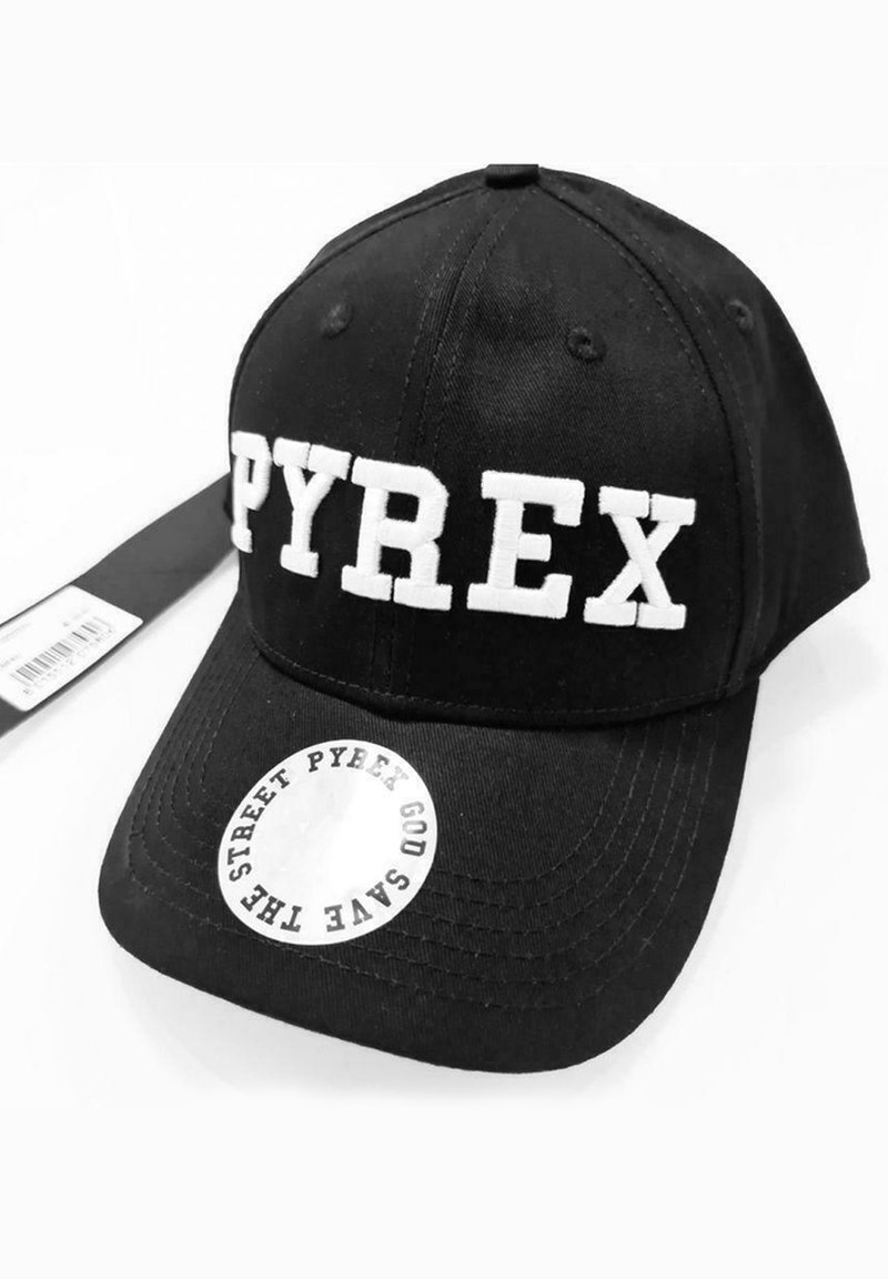 Cappellino da baseball nero in cotone con la scritta bianca "PYREX" sul fronte e una toppa rotonda sul visiera. Cinturino regolabile sul retro.