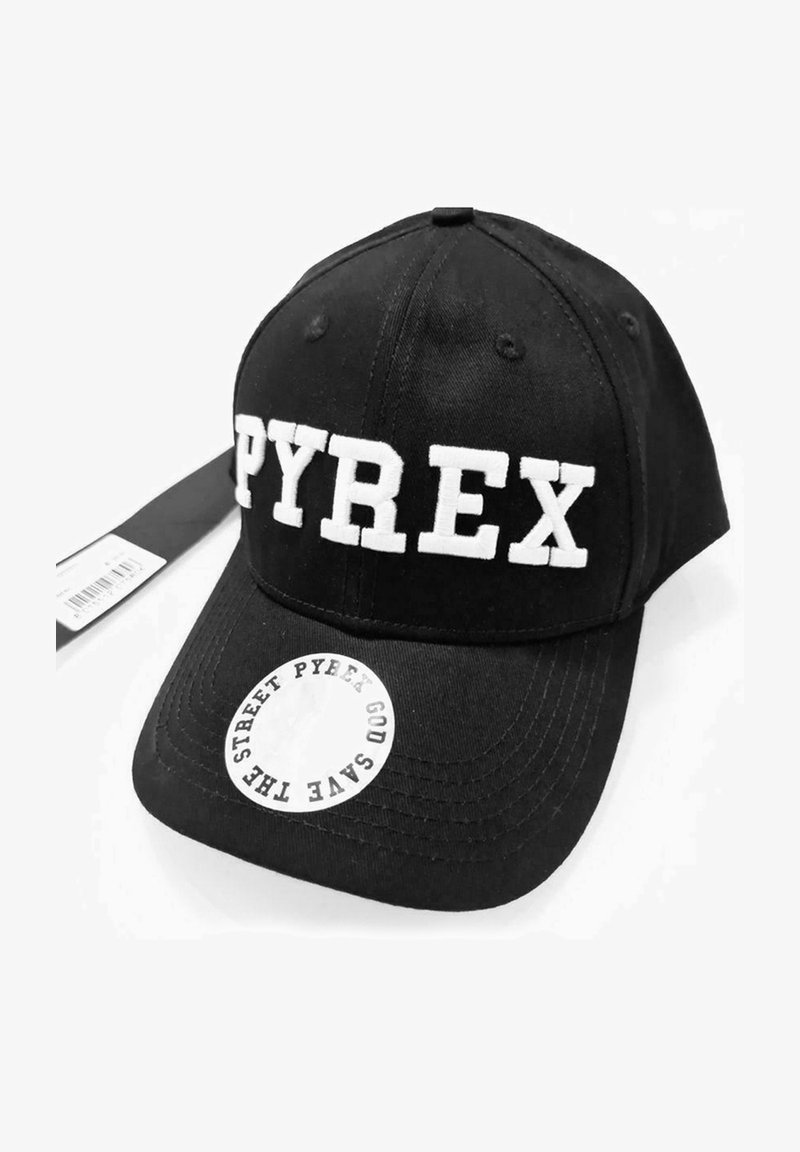 Cappellino da baseball nero in cotone con la scritta bianca "PYREX" sul fronte e una toppa rotonda sul visiera. Cinturino regolabile sul retro.