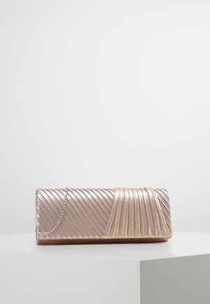 Clutch metallic rosa oro con pieghe diagonali e una catena argentata. Forma rettangolare con superficie liscia e finitura lucida.