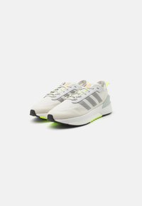 adidas Sportswear AVRYN - Športni copati - crystal white/lucid lemon