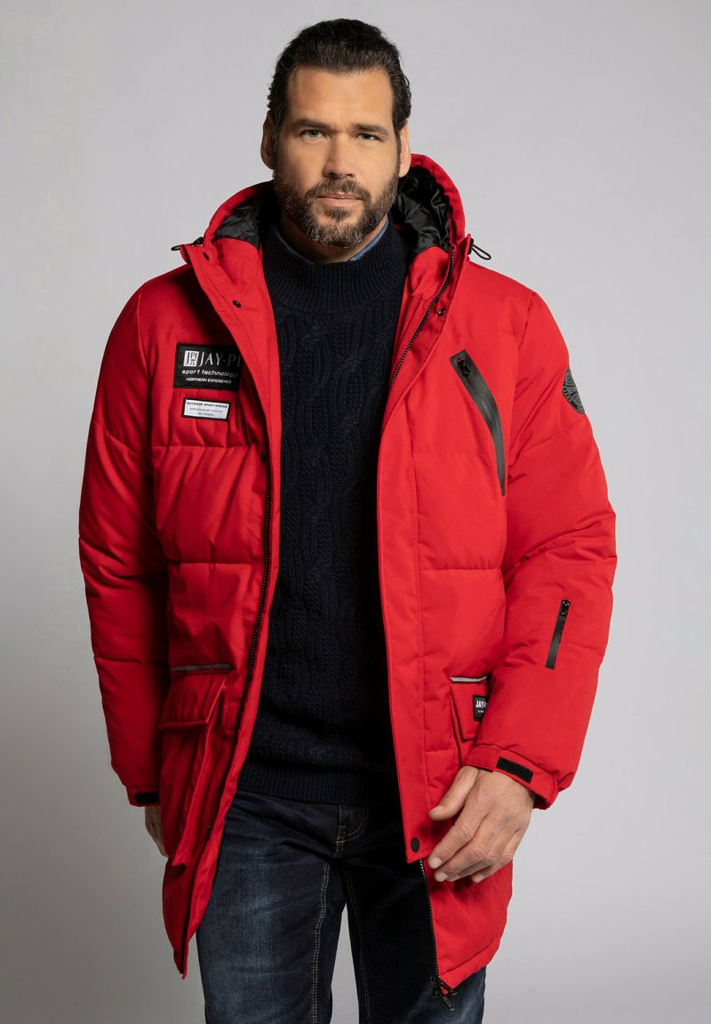 Rød isoleret parka med hætte, der har sort hardware og patches. Quiltet design, lynlåslommer og en afslappet pasform.