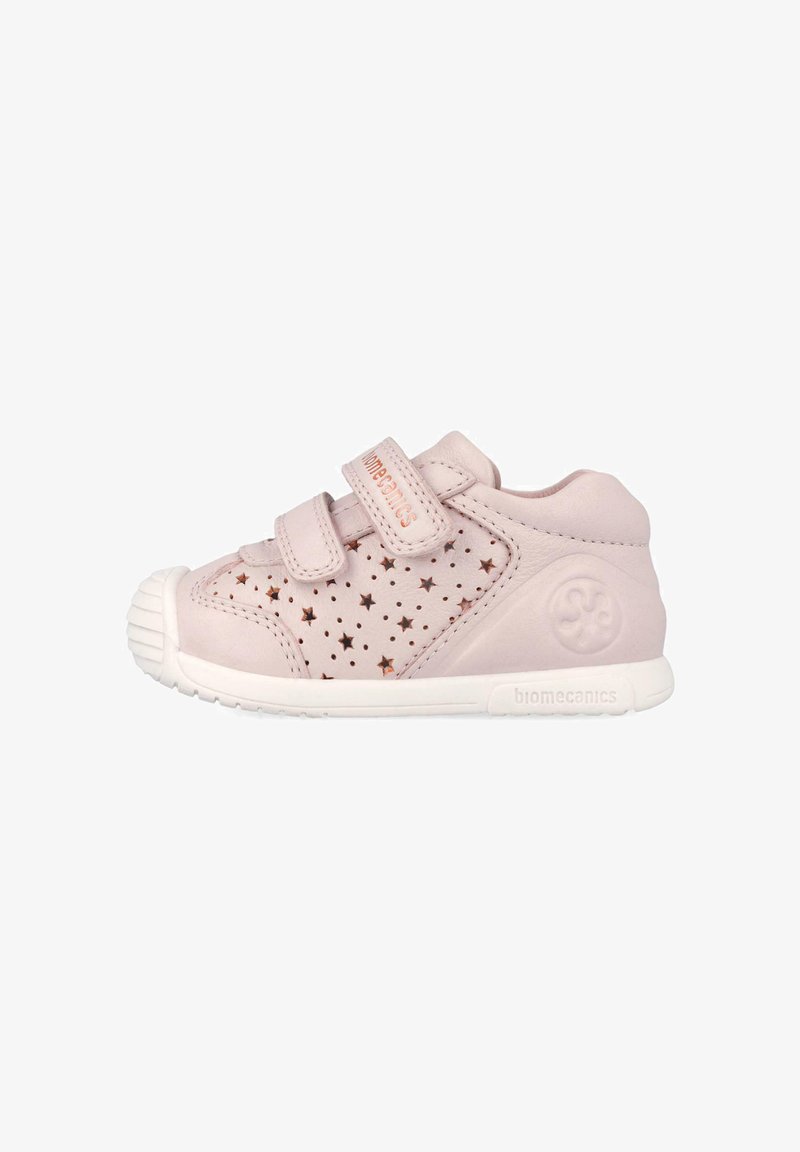 Zapatilla para niño pequeño de color rosa claro con perforaciones en forma de estrella, dos tiras de velcro, suela blanca y marca "biomecanics" en el lateral y la tira.