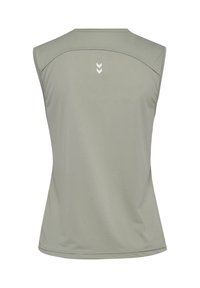 Ärmlös sporttopp i ljusgröngjort texturerat tyg med rund halsringning och en liten vit logga på övre ryggen.