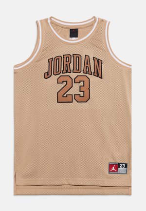 Μπεζ αμάνικη φανέλα μπάσκετ με "JORDAN 23" με έντονα γράμματα και αριθμούς, με μικρό λογότυπο Jordan στο κάτω μέρος.