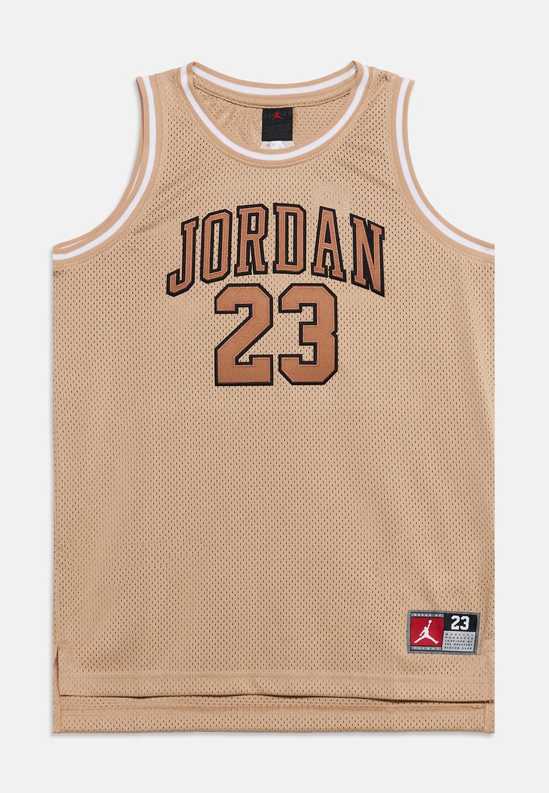 Maillot de basket sans manches beige avec "JORDAN 23" en lettres et chiffres gras, avec un petit patch logo Jordan en bas.