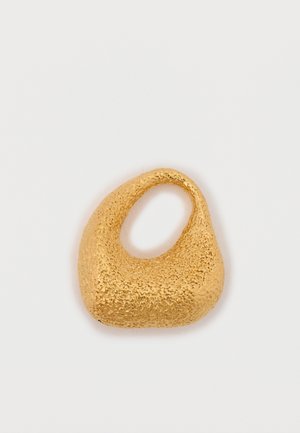 Goudkleurige metalen ring met een gestructureerde, onregelmatige vorm en een uitgesneden gedeelte. Het oppervlak lijkt ruw en reflecterend, wat het contrasterende ontwerp verbetert.