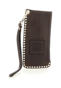 Bracciale in pelle marrone scuro con borchie argento lungo i bordi e una strap removibile, caratterizzato da una patch del marchio cucita al centro.