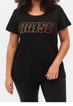 T-shirt noir à manches courtes avec un graphisme audacieux multicolore affichant "ÉLEVER la barre plus haut" dans une police moderne.