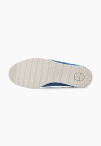 Chaussure en cuir bleu avec une semelle en caoutchouc blanche, présentant des rainures horizontales et un logo circulaire. Le design est élégant et épuré.
