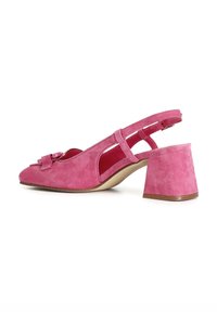 Chaussure slingback en daim rose avec un bout rond, détail de nœud à l'avant et un talon épais. Côtés ouverts et design de sangle ajustable.