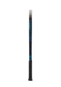 Raqueta de tenis con un marco de aluminio en degradado negro y azul, un agarre texturizado negro y agujeros para las cuerdas a lo largo de la parte superior para el enhebrado.