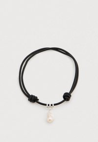 Μαύρο λαστιχένιο κολιέ με δύο νήματα, που διαθέτει ασημένιο διακοσμητικό και ένα μενταγιόν με μία μοναδικού σχήματος μαργαριτάρι.