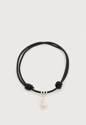 Μαύρο λαστιχένιο κολιέ με δύο νήματα, που διαθέτει ασημένιο διακοσμητικό και ένα μενταγιόν με μία μοναδικού σχήματος μαργαριτάρι.