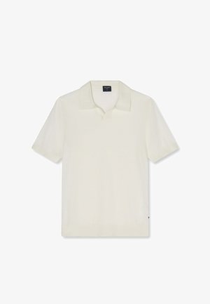 Wit poloshirt met korte mouwen, een zachte kraag en subtiele knoopsluiting, gemaakt van lichtgewicht stof, weergegeven op een witte achtergrond.