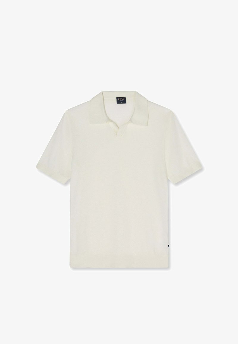 Polo blanc à manches courtes avec un col doux et une patte discrète, fabriqué en tissu léger, présenté sur un fond blanc.