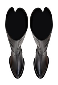 Zwarte leren kniehoog boots met een spitse neus en een gladde textuur. De bovenkant is wijd open en vormt een hartachtige vorm. Minimalistisch ontwerp.