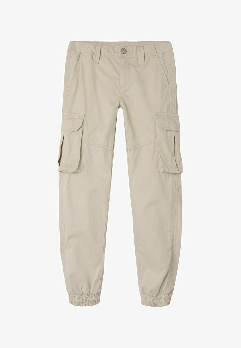 Bēša krāsa cargo bikses ar elastīgiem potīšu galiem, kurām ir vairāki sānu kabatas un pogu jostas aizdare. Izgatavotas no viegla auduma.