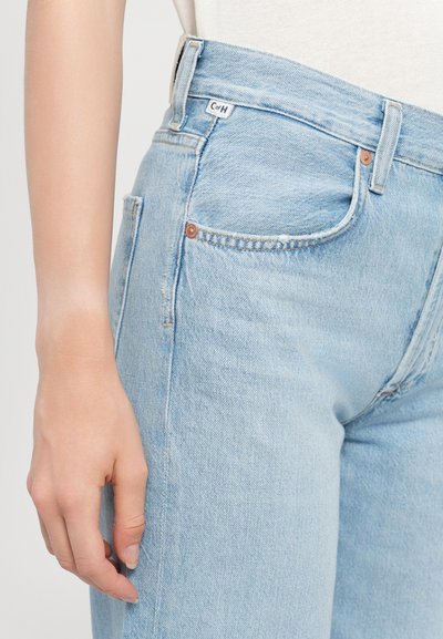 Jeans in denim azzurro chiaro con vita alta, gamba dritta e tasche anteriori. Presentano un piccolo etichetta in tessuto vicino alla vita.