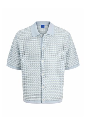 Lyseblå kort�ærmet cardigan lavet af struktureret strikket stof, med krave, knaplukning og åbent vævemønster.