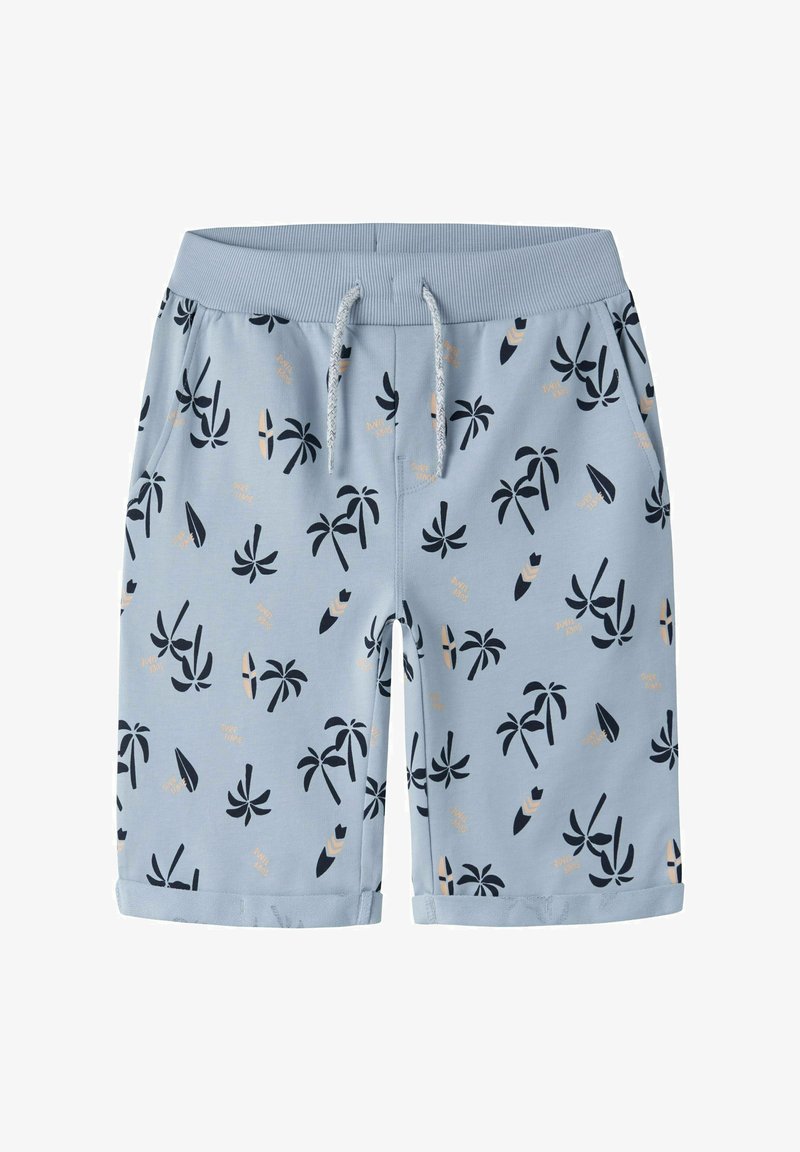 Shorts bleu clair avec motifs de palmiers et de planches de surf, taille élastique côtelée, cordon de serrage, poches latérales et ourlets revers.