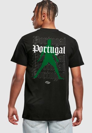 Sort bomulds T-shirt med en stor grøn silhuet og teksten "Portugal" i hvid med fed skrift på ryggen.