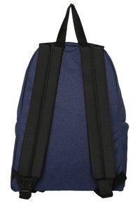 Mochila de tela azul con correas ajustables y acolchadas en negro, un asa superior y una textura suave, que cuenta con un diseño minimalista sin herrajes visibles.