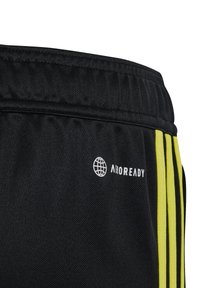 Schwarze Sportshorts mit elastischem Bund, gelben Seitenstreifen und weißem "AEROREADY"-Logo mit Globussymbol auf dem Stoff.