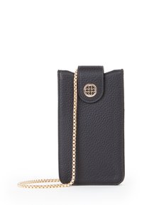 Portacarte in pelle nera con finitura testurizzata, dettagli in oro, chiusura a patta e tracolla a catena per il trasporto. Design compatto e rettangolare.