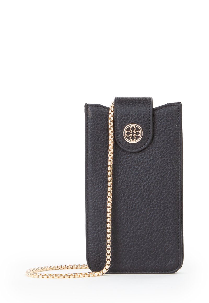 Portacarte in pelle nera con finitura testurizzata, dettagli in oro, chiusura a patta e tracolla a catena per il trasporto. Design compatto e rettangolare.