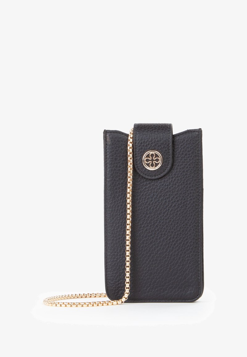 Portacarte in pelle nera con finitura testurizzata, dettagli in oro, chiusura a patta e tracolla a catena per il trasporto. Design compatto e rettangolare.