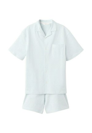 Ensemble composé d'une chemise à manches courtes à rayures verticales bleu clair et blanches avec poche poitrine, et d'un short assorti.